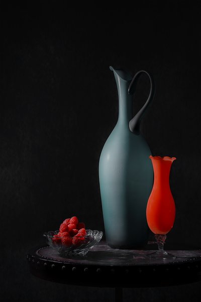 Elegante vaser og hindbær af Lydia Jacobs