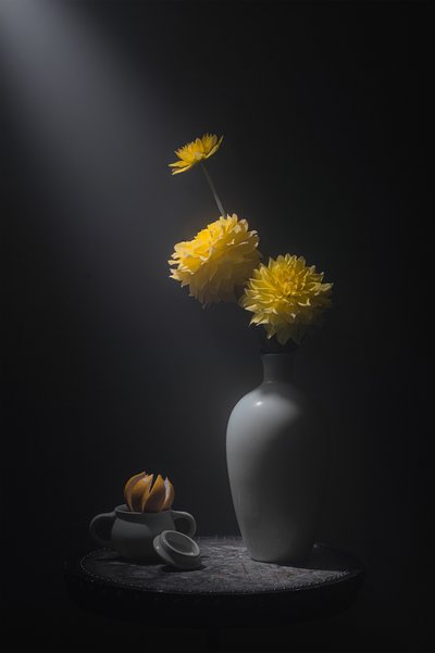 Stilleben med gyldne blomster af Lydia Jacobs