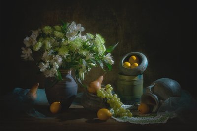 Stemningsfuldt blomsterstilleben af Lydia Jacobs