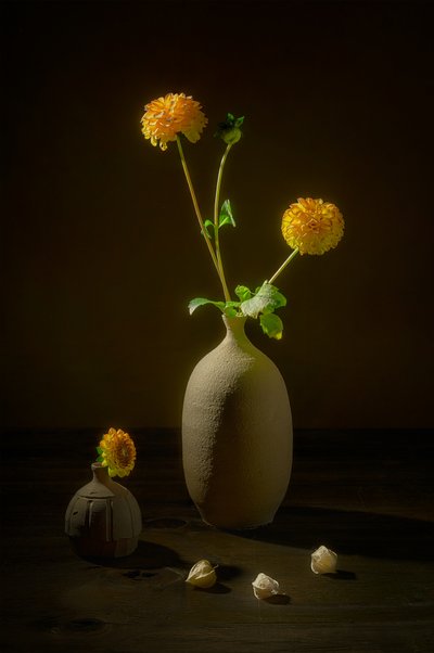 Stemningsfuldt blomsterstilleben af Lydia Jacobs