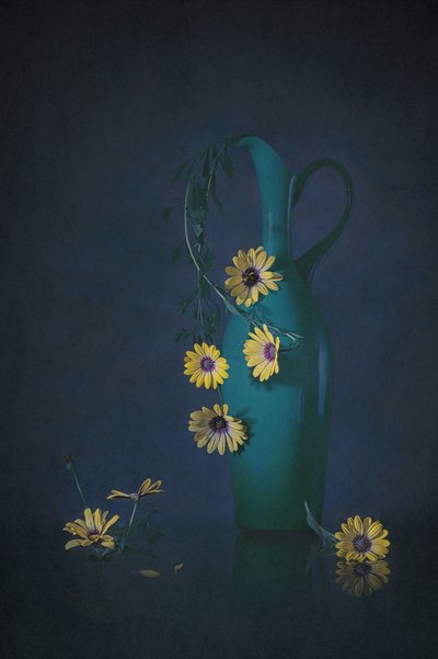 Stemningsfuldt blomsterstilleben af Lydia Jacobs