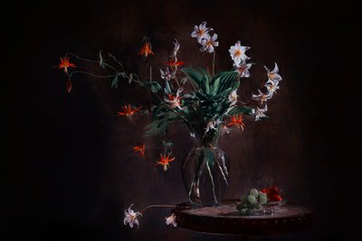 Stemningsfuldt blomsterstilleben af Lydia Jacobs