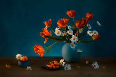 Stemningsfuldt stilleben med tulipaner og tusindfryd af Lydia Jacobs