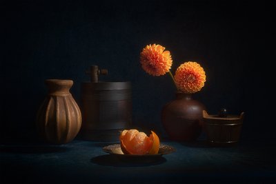 Stilleben med orange dahlia af Lydia Jacobs