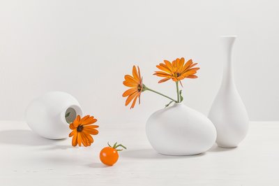 Moderne stilleben med orange blomster af Lydia Jacobs