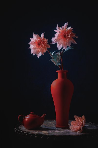 Lyserøde georginer, rød vase af Lydia Jacobs