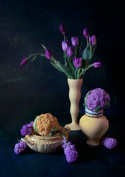 Lilla tulipaner og blomkål af Lydia Jacobs