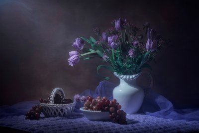 Stilleben med lilla tulipaner af Lydia Jacobs