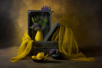Rustikt stilleben med gule blomster af Lydia Jacobs