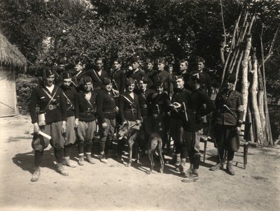 Album "MVSN- Blackshirts": Militsgruppe med dolk model 20 år (s/h foto) af M. Borchi