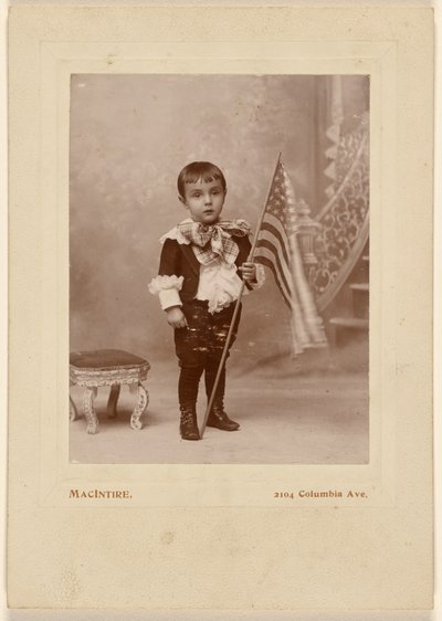 [Lille dreng står og holder et amerikansk flag]. af MacIntire