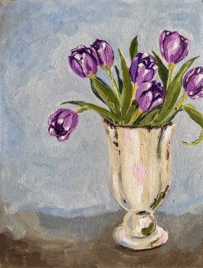 Lilla tulipaner i en vase af Madison Phipps