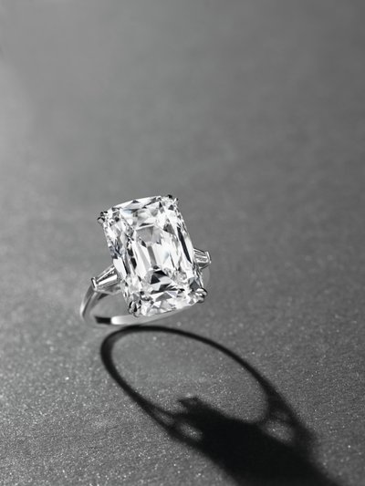 En elegant ring (platin og diamant) af Manuel Cusí