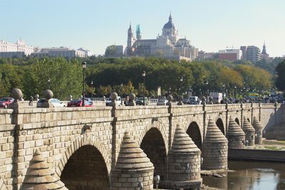 Puente de Segovia, oprindeligt bygget af Juan de Herrera (1530-97) og genopbygget i 1682 af Manuel and Jose del Olmo
