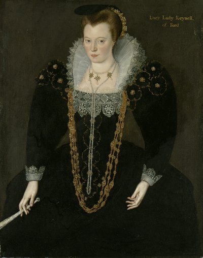 Portræt af Lucy, Lady Reynell fra Ford, trekvartlangt, i en mørk kjole med hvid blondekrave og guld- og perlehalskæder, med en vifte i højre hånd med identificerende inskription af Marcus the Younger Gheeraerts