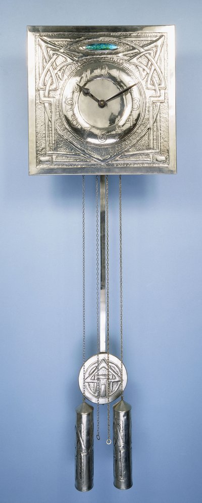 Et vægur af Margaret Gilmour (1860-1942), dekoreret i repouse med keltiske entrelac-designs af Margaret Gilmour
