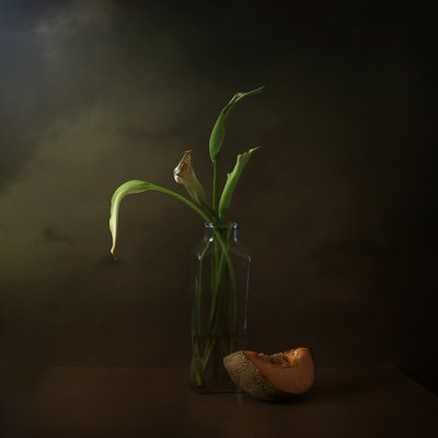 Visne liljer og melon af Margaret Halaby