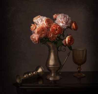 Stilleben med mørk rose af Margareth Perfoncio