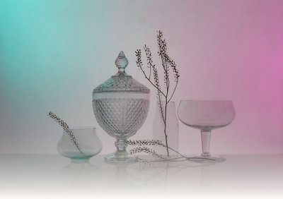 Elegant stilleben med glasvarer af Margareth Perfoncio