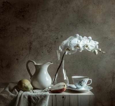 Elegant stilleben med orkideer af Margareth Perfoncio