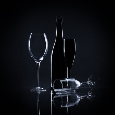 Elegant vin-stilleben af Margareth Perfoncio