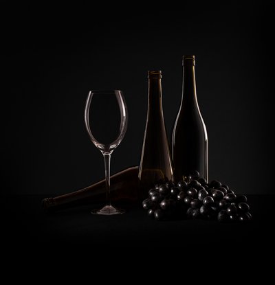 Elegant vin-stilleben af Margareth Perfoncio