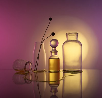 Lysende glasflasker af Margareth Perfoncio