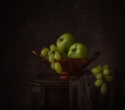 Moody grøn frugtskål af Margareth Perfoncio