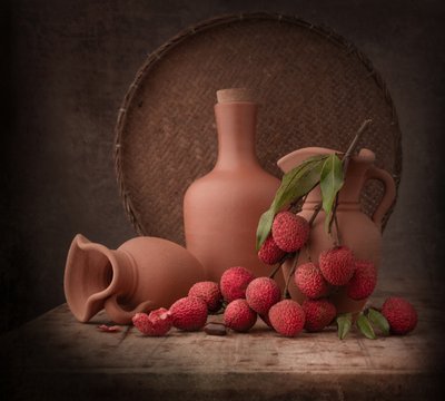 Rustikt stilleben med litchi af Margareth Perfoncio