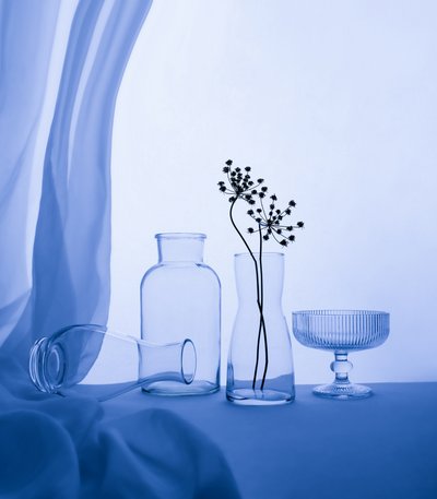Fredfyldt blåt stilleben af Margareth Perfoncio