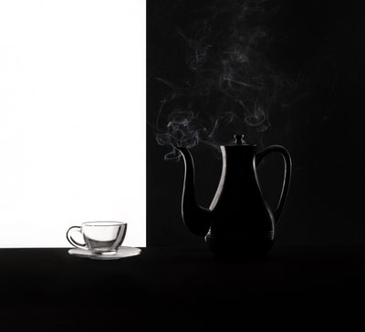 Kontrasten mellem dampende kaffe af Margareth Perfoncio