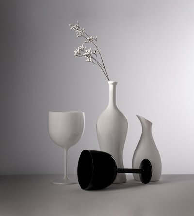 Hvide vaser af sort glas af Margareth Perfoncio