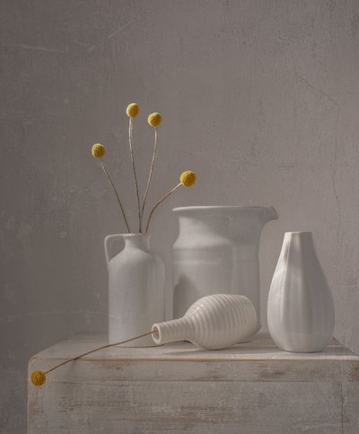 Hvide vaser med gule blomster af Margareth Perfoncio