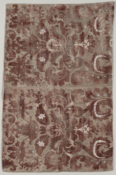 To sammenføjede paneler af "Fortuny Painted Velvet" af Mariano Fortuny y Madrazo