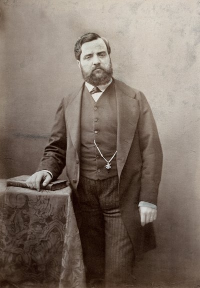 Trekvart længde portræt af maleren Thomas Couture, med overskæg og tykt skæg (s/h foto) af Marie Alexandre Alophe