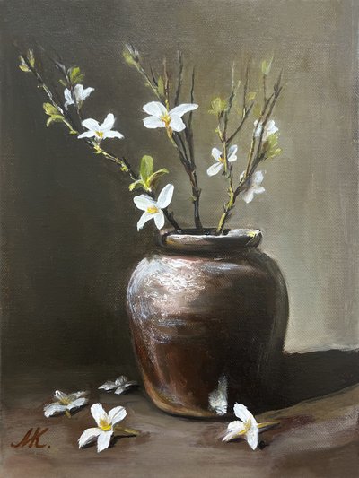 Rustik vase med hvide blomster af Marina Kozyr
