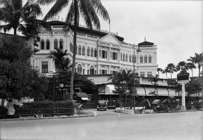 En udsigt over Raffles Hotel, Singapore af Marine Photo Service