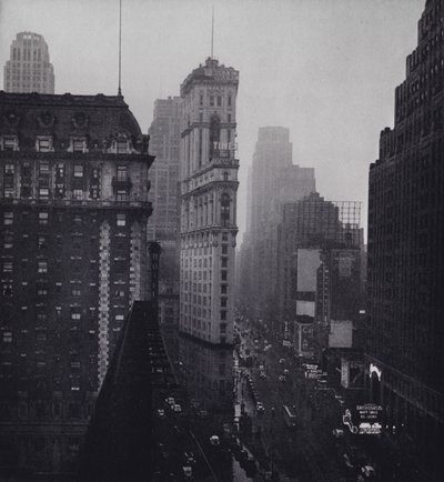 Manhattan: Regn over Times Square (s/h-billede) af Mario Bucovich