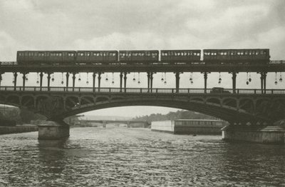 Paris: Pont de Passy (s/h foto) af Mario Bucovich