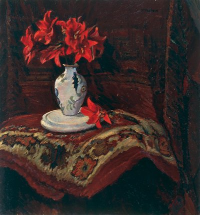 Tæppe og vase med røde liljer, af Mario Puccini (1869-1920), olie på lærred, 64x59 cm. af Mario Puccini