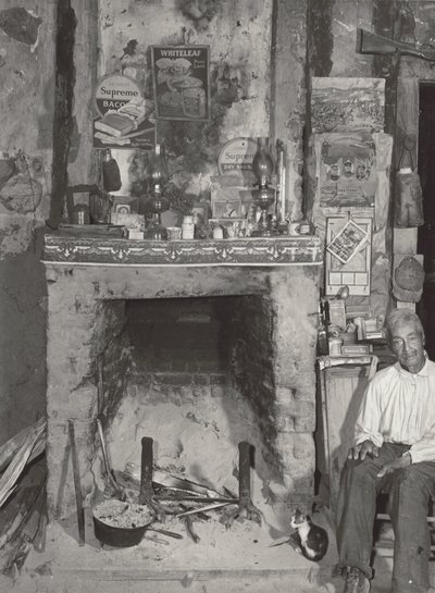 [Mand nær en pejs] af Marion Post Wolcott