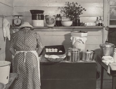 En af Wilkins-familien laver kiks til aftensmaden på majshøsterdagen i fru Fred Wilkins