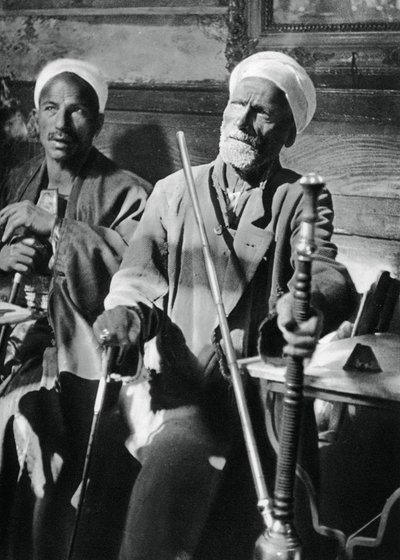 Smoking the narghileh, Cairo, 1937 af Martin Hurlimann