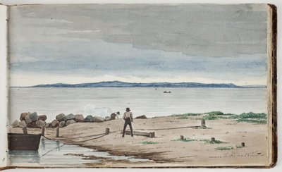 Udsigt mod et strandlandskab med uvejrsskyer på himlen. To mænd arbejder ved en båd og et bål i forgrunden af Martinus Rørbye