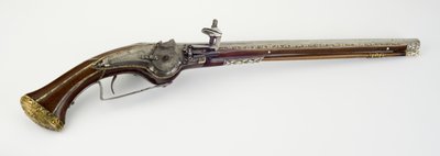En af et par hjullåsehylsterpistoler, ca. 1650 (stål, slangetræ, ben eller horn, forgyldt messing og jern) af Master H. W.