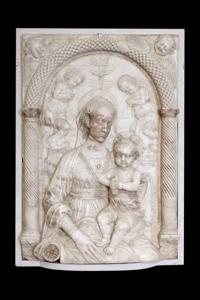 Madonna med barn og engle, ca. 1460 (marmor) af Master of the Marble Madonnas