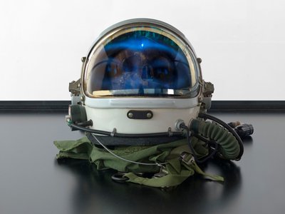 Alpha Omega, 2016 (Glas, LCD-skærm, medieafspiller, replika-kranie, rumhjelm, træ) af Mat Collishaw