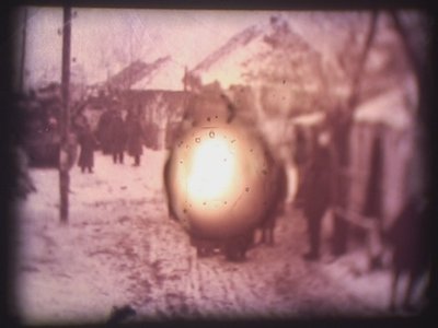 Barbarossa, 2002 (videoprojektor og simuleret diasprojektor) af Mat Collishaw