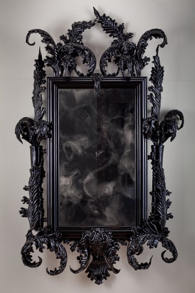 East of Eden, 2013 (sort Muranoglas, overvågningsspejl, stål, træ, lak, LCD-skærm og harddisk) af Mat Collishaw
