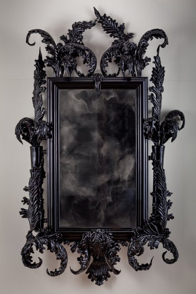 East of Eden, 2013 (sort Muranoglas, overvågningsspejl, stål, træ, lak, LCD-skærm og harddisk) af Mat Collishaw